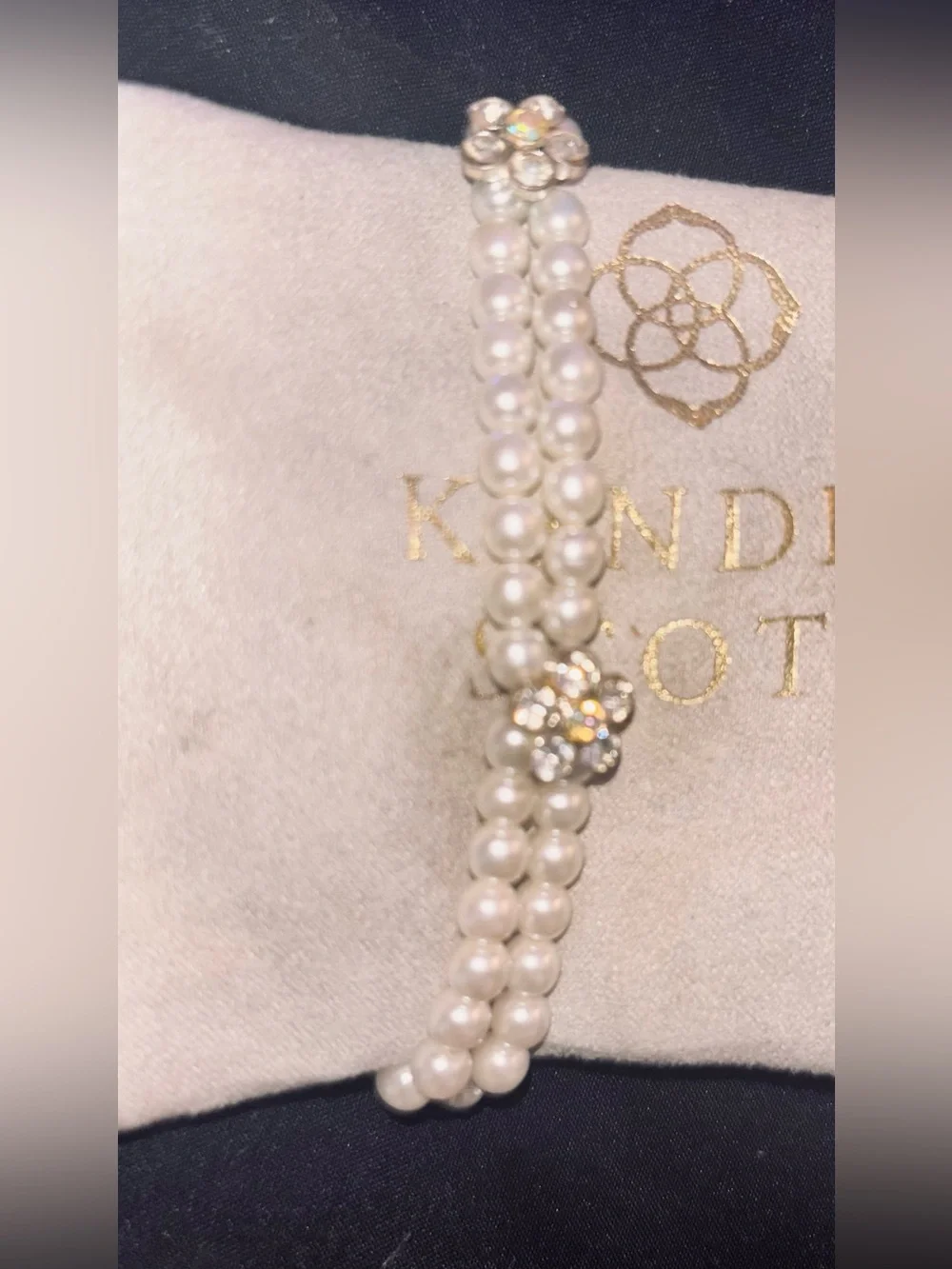 Vintage pearl stretch bracelet with flower rhinestone accents